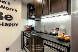 cocina con fregadero y encimera en Happy - Happy Apartamenty Mielec, en Mielec