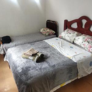 two twin beds in a room with at Chácara Áquila in São Roque
