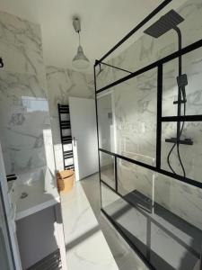 a room with a glass shelf and a marble wall at Villa TILLA 110 m2, terrasse babyfoot fléchettes in Arcachon