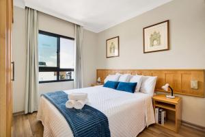 a bedroom with a bed with two towels on it at Suítes Inside Hotel Pinheiros in São Paulo