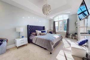 מיטה או מיטות בחדר ב-Luxury 3 Bedroom Home with Free Wi-Fi & Parking 20 mins from Downtown