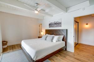 a bedroom with a large bed with a ceiling fan at 6 Mi to Slopes Mtn-View Retreat in Lake Tahoe in South Lake Tahoe