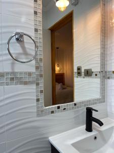 a bathroom with a sink and a mirror at Residencial Victoria Said in Linares