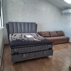 - un lit dans une pièce à côté d'un lit dans l'établissement Diamond by EXCLUSIVE Collection Sea view apartments, à Dobra Voda