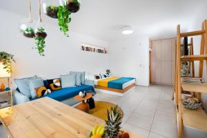 un soggiorno con un divano blu e un tavolo di Studio Casa Di Christina a Chania