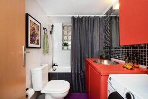 un bagno rosso con un water e un lavandino di Studio Casa Di Christina a Chania Altre 20 foto