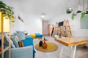 un soggiorno con un divano blu e un tavolo di Studio Casa Di Christina a Chania