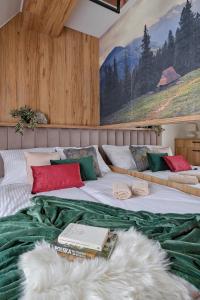 - un grand lit dans une chambre ornée d'une peinture murale dans l'établissement Apartament z prywatną sauną przy termach Bania, à Białka Tatrzańska 28 autres photos