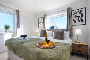 Un dormitorio con una cama con una bandeja de fruta. en Stunning 4 Bedroom 2 Bathroom House - Close to City Centre - Sleeps 8 - Free Parking, Super-Fast Wifi and Smart TVs by Yoko Property en Milton Keynes