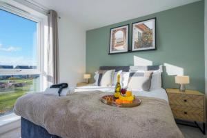 Un dormitorio con una cama con una bandeja de fruta. en Stunning 4 Bedroom 2 Bathroom House - Close to City Centre - Sleeps 8 - Free Parking, Super-Fast Wifi and Smart TVs by Yoko Property en Milton Keynes