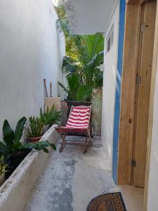 una mesa y una silla rojas y blancas en un patio en Casa Chen-Huaye, en Isla Mujeres