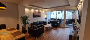 ein Wohnzimmer mit Sofa und Tisch in der Unterkunft Noahs Apartments in Füssen