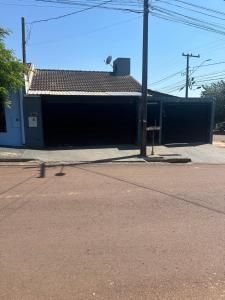 a building on the side of a street at Aluga-se casa para Show rural in Cascavel