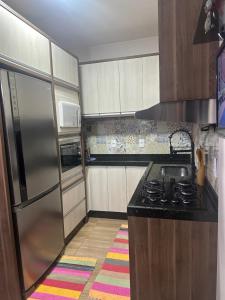 uma cozinha com um frigorífico de aço inoxidável e um fogão em Aluga-se casa para Show rural em Cascavel