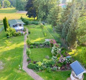 an aerial view of a garden with a house at kleine Flora - Apartment in Minden