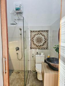 uma casa de banho com um chuveiro, um WC e um lavatório. em Villa Hollandia 