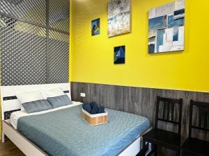 a bedroom with a bed with a yellow wall at Grandera Apart`s - Lliri 32 in Valencia