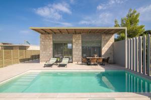 Kolam renang di atau dekat dengan Alypius Luxury Villas