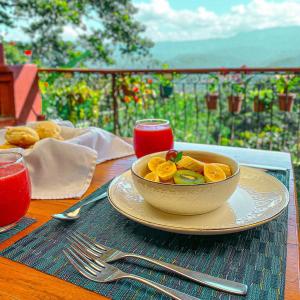 un tazón de comida sentado en una mesa con un plato en Casa de Vista Alta, en Mindo