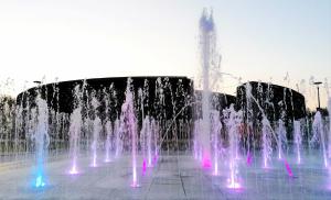 fontanna z różowymi i niebieskimi światłami w parku w obiekcie Hotel Gromada Medical SPA Busko Zdrój w Busku Zdroju
