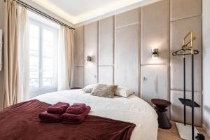 1 dormitorio con 1 cama grande y 2 almohadas en Au Coeur de La Libé en Niza