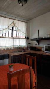 Cuina o zona de cuina de MonPe House: Authentic Tico Home in Quepos