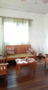 Zona d'estar a MonPe House: Authentic Tico Home in Quepos