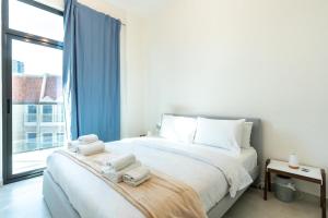 Cama ou camas em um quarto em Bright & Spacious 1BD Flat with balconyDubai JVC
