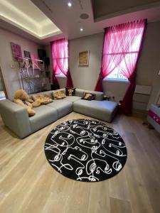 een woonkamer met een bank en een tapijt bij Luxurious 2BD Flat Heart of London Mayfair! in Londen