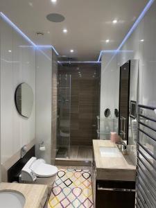 a bathroom with a toilet and a shower and a sink at Luxurious 2BD Flat Heart of London Mayfair! in London