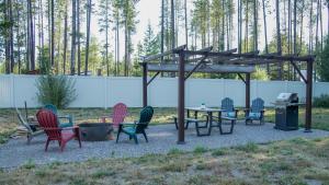 un grupo de sillas y una mesa en un patio en Elk Street Retreat - Near Glacier Park en Columbia Falls