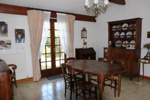 comedor con mesa de madera y sillas en Chez Pierrot et Gisele en Meschers-sur-Gironde