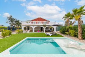 une villa avec une piscine et une maison dans l'établissement Divine Hiding by Fidalsa, à Algorfa