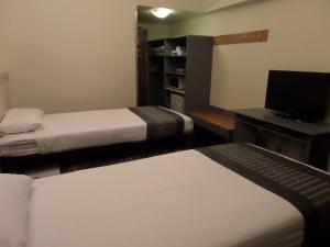 Un pat sau paturi într-o cameră la The River Inn Thredbo