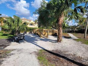Taman di luar Manatee Spacious Updated On River 1 Mi to Beach Kit W&D