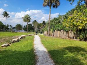 Taman di luar Manatee Spacious Updated On River 1 Mi to Beach Kit W&D