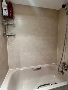 Koupelna v ubytování Apartamento turístico plenilunio suite, airport, wanda, ifema + 12 fotografií