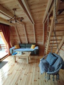 ein Zimmer mit einer Schaukel in einem Blockhaus in der Unterkunft Silence House in Šavnik