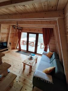 ein Wohnzimmer mit einem Sofa und einem Tisch in der Unterkunft Silence House in Šavnik