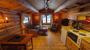 cocina y sala de estar de una cabaña de madera en Weistad, en Heidal