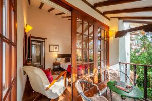 Habitación con balcón con mesa y sillas. en Casa de Las Aguas, en Villa de Leyva