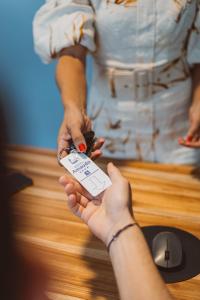 a person holding a remote control in their hands at H&ocirc;tel Amaudo in Saint-Fran&ccedil;ois