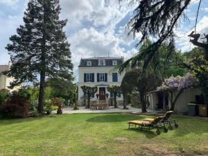 オーボンヌにあるVilla La Marquise de la Chesnaie à 15 mn de Parisの広い白い家