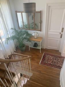 オーボンヌにあるVilla La Marquise de la Chesnaie à 15 mn de Parisの鏡、テーブル、椅子が備わる客室です。 +73枚の写真