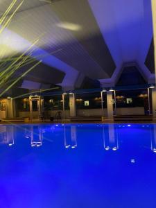 una piscina in un hotel con illuminazione blu di Apartment Beletage Bad Harzburg a Bad Harzburg