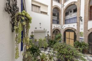 una vista exterior de un edificio con plantas y un patio en Hotel San Andres, en Jerez de la Frontera