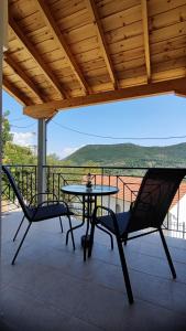 - une table et deux chaises sur une terrasse avec vue dans l'établissement Sandra Apartment, à Katokhórion