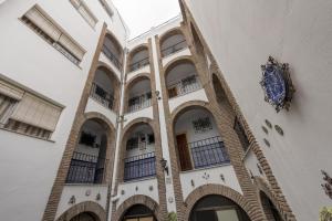 un edificio con un reloj al costado. en Hotel San Andres, en Jerez de la Frontera