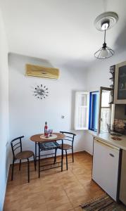 Katokhórion的住宿－Sandra Apartment，厨房以及带桌椅的用餐室。