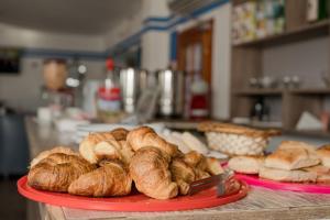 un piatto di croissant e pasticcini su un tavolo di Hotel Alojamiento Raque-Lito a Patquía